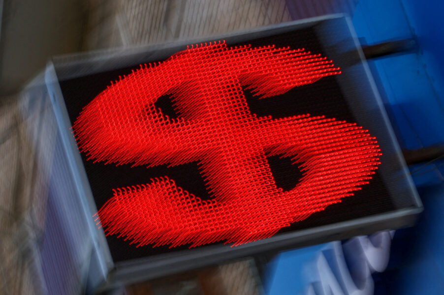 Dólar sobe contra o real com cautela externa