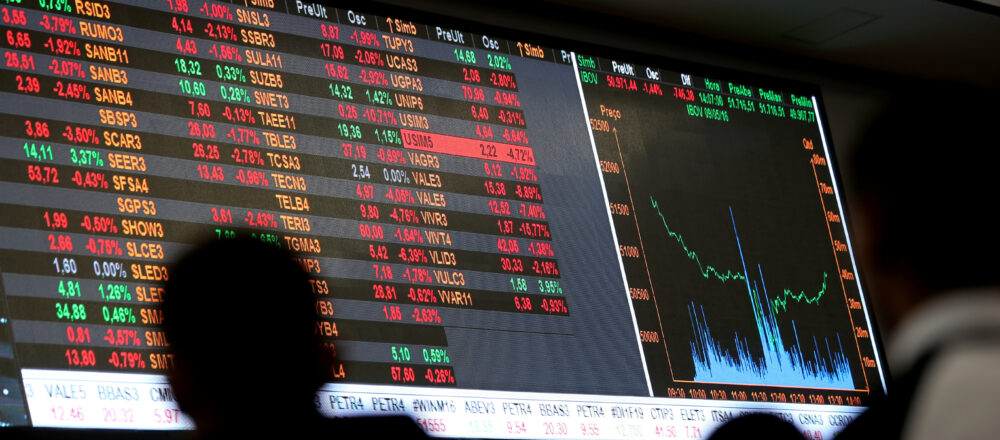 Ibovespa avança com apoio de Petrobras, mas incertezas ainda pressionam