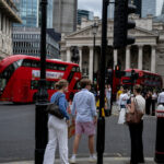 De Tóquio a Londres, ondas de calor fazem com que homens usem bermuda no trabalho
