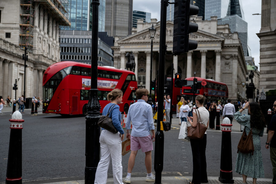 De Tóquio a Londres, ondas de calor fazem com que homens usem bermuda no trabalho
