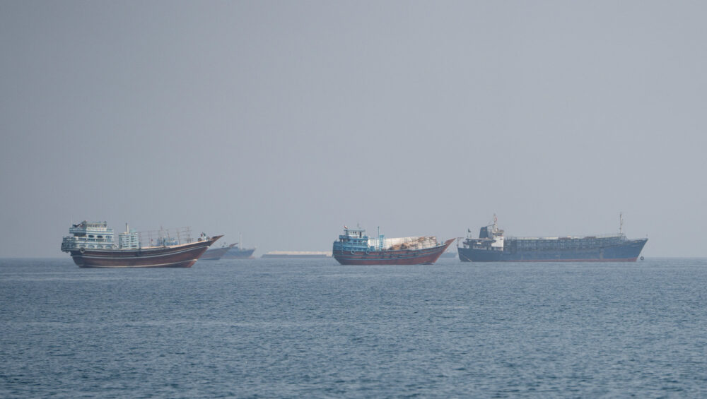 Tráfego de navios de carga pelo Estreito de Ormuz tem menor nível em três meses