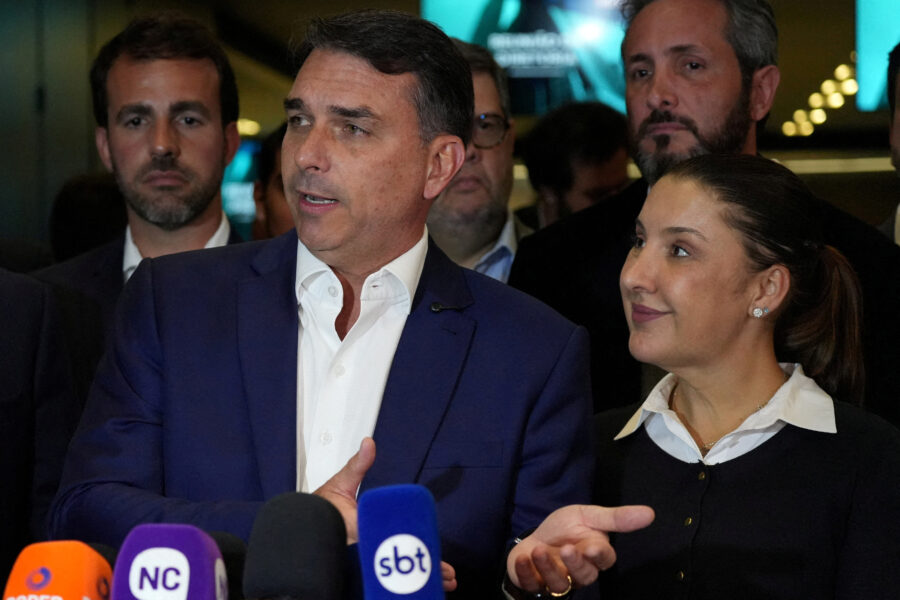 Equipe econômica de Flávio Bolsonaro cita "tecnologia" como resposta para desigualdade de renda