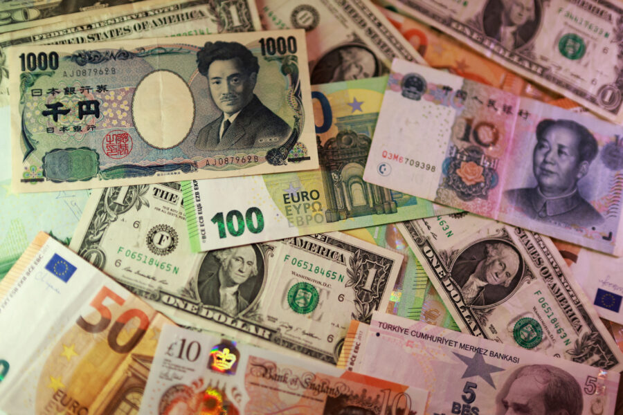 Liquidação de títulos se intensifica com temores sobre preços do petróleo e dívida