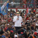 Com disputa acirrada, Lula adota tom cauteloso na campanha para minimizar riscos