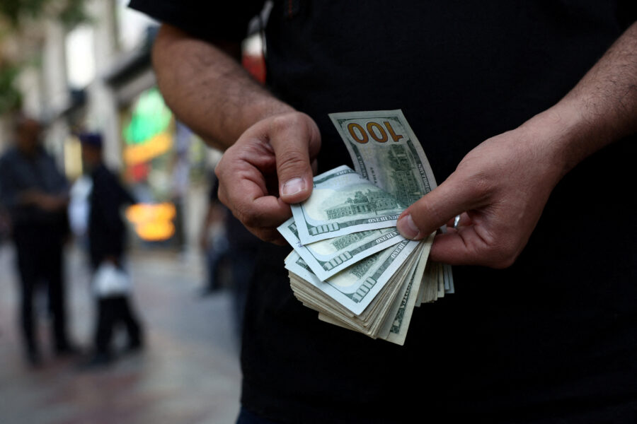 Dólar oscila perto da estabilidade com exterior e crise no STF no radar