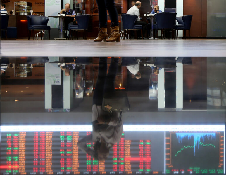 Ibovespa fecha em queda e dólar sobe para perto de R$5,15 com exterior e política no radar