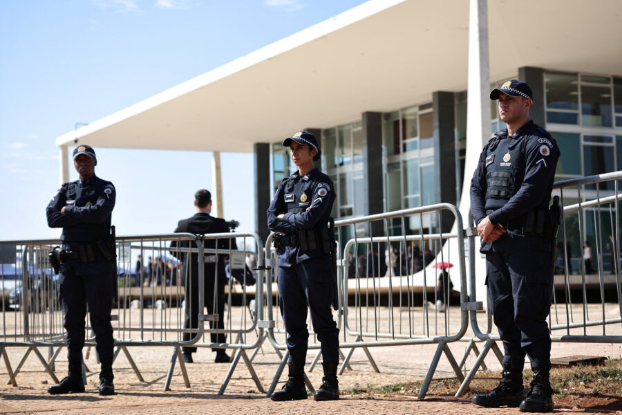 Por Ricardo Brito BRASÍLIA, 15 Set (Reuters) - O Supremo Tribunal Federal (STF) adiou nesta terça-feira uma decisão final sobre juntar ou não as análises de um relatório da Polícia Federal que apontou supostas mensagens do banqueiro Daniel Vorcaro com o ministro da corte Alexandre de Moraes e de um pedido feito por Moraes que acusa o colega André Mendonça de abuso de autoridade e improbidade administrativa. A sessão foi marcada por intensas trocas de acusações entre ministros e pouco avançou no mérito das suspeitas. O ministro Flávio Dino interrompeu o julgamento ao pedir vista por até 90 dias e criticou a decisão do presidente do STF, Edson Fachin, de pautar para esta terça apenas o pedido de Mendonça relacionado a Moraes. Um desfecho do caso deve ficar para depois das eleições presidenciais, em meio a uma apertada disputa entre o candidato à reeleição Luiz Inácio Lula da Silva (PT) e o senador Flávio Bolsonaro (PL-RJ). A crise no STF tem sido um dos principais temas da campanha eleitoral. Na sessão desta terça, praticamente não se falou do mérito dos supostos vínculos entre Moraes e o banqueiro. O que se viu foi um arsenal de questionamentos de procedimentos de Moraes e ministros próximos ao magistrado e diversas trocas de acusações entre os ministros. Quatro ministros votaram para que haja a votação separada dos dois casos -- Fachin, Mendonça, Luiz Fux e Cármen Lúcia -- enquanto três para a análise conjunta -- Moraes, Gilmar Mendes e Cristiano Zanin. Dino, que indicou que votará pela análise conjunta durante as discussões, criticou duramente a condução do presidente do STF, chegando a falar que a marcação da sessão desta terça foi "desastrada". Diante da perspectiva de empate na votação com o futuro voto de Dino na retomada do caso, há dúvidas sobre como seria a definição. Segundo uma fonte do STF, a discussão poderá ser sobre a validade do regimento interno do Supremo, que poderia dar direito ao presidente de um "segundo voto", chamado de voto de qualidade, ou se uma regra do Código de Processo Penal segundo o qual, na dúvida, vale a regra mais benéfica a quem seria acusado, isto é, poderia levar a uma apreciação conjunta. Até o momento, Fachin manteve a sessão do plenário do STF da próxima quarta-feira, dia 23, em que iria analisar exclusivamente a acusação de Moraes que apontou indícios da prática de abuso de autoridade e crime de responsabilidade por Mendonça. ACUSAÇÕES Moraes acusou Mendonça de realizar uma investigação ilegal direcionada a ele, enquanto o ministro decano da corte, Gilmar Mendes, disse que ele estava atuando de forma político-eleitoral no caso Master. "Quem chamou a Polícia Federal e exigiu que a Polícia Federal colocasse um colega em uma delação premiada? Vamos trazer aqui testemunhas que eu vou indicar", disparou Moraes, sentado ao lado de Mendonça, afirmando que o colega fez o pedido para que ele fosse investigado em uma reunião. "É mentira! Isso é mentira!", respondeu Mendonça, ao que Moraes rebateu: "Então vamos chamar a testemunha?", ao que Mendonça treplicou: "Pode chamar quem quiser, vão mentir". Pouco depois do entrevero entre Moraes e Mendonça, o decano Gilmar Mendes apontou condução político-eleitoral de Mendonça na condução do caso, ao que Mendonça rebateu chamando o colega de "leviano". "Não aponte o dedo para mim, ministro Gilmar. Não está falando com qualquer um. Respeite o tribunal", disparou Mendonça. "Quem não se dá ao respeito não merece respeito", respondeu Mendes. Única mulher no STF, Cármen Lúcia falou somente quando se posicionou a favor da votação separada dos casos, disse que estava envergonhada com a crise no tribunal e pediu desculpas ao povo brasileiro que isso estivesse ocorrendo a menos de 20 dias das eleições, o que deveria ser o foco da população. TOFFOLI E NUNES MARQUES Mais cedo, Nunes Marques e Dias Toffoli anunciaram que não iriam votar no julgamento sobre a conduta de Moraes. Os dois magistrados fizeram o anúncio logo após o presidente do STF ler seu relatório sobre o caso. Nunes Marques alegou que ocupa atualmente a presidência do Tribunal Superior Eleitoral (TSE) e que o caso pode ter impactos nas eleições deste ano, por isso decidiu declarar-se impedido. O ministro aproveitou para negar ter relações com Vorcaro e que seu filho tenha recebido remuneração do banqueiro, após divulgação de informações neste sentido pela imprensa. Ele retirou-se do plenário após sua manifestação. "Eu nunca julguei nenhum processo em relação ao Master. Meu filho nunca prestou nenhum serviço remunerado ao banco", disse Nunes Marques, afirmando que seu sigilo bancário foi quebrado e nada foi provado. "O TSE tem se mantido absolutamente equidistante da preferência partidária. Reputo que o TSE está indo muito bem. Não tenho dúvida de que... esse julgamento pode eventualmente impactar no cenário político-eleitoral", acrescentou. Toffoli, por sua vez, disse que não votará no caso alegando "suspeição por foro íntimo", mas disse que permanecerá no plenário e fará uso da palavra se julgar apropriado. Em fevereiro, o ministro deixou a relatoria do caso Master na corte após admitir ter tido uma participação societária em uma empresa que realizou uma negociação imobiliária ⁠com um cunhado de Vorcaro. Toffoli, no entanto, negou ter recebido valores do presidente da instituição bancária. "Eu declaro a minha suspeição para participar desse julgamento e não me retirarei, porque tenho direito de acompanhar a sessão e também, se necessário, fazer uso da palavra eu o farei", afirmou. Mais cedo, em manifestação após pedido de informações de Fachin, Moraes negou qualquer irregularidade em relação ao Master, apontou motivação político-eleitoral no caso e acusou Mendonça de direcionar uma investigação ilegal contra ele. Acusou ainda o colega de produzir uma "farsa". "Mesmo com todas as ilegalidades produzidas pelo ministro André Mendonça, o fato mais importante, entretanto, é que o relatório produzido não encontrou nenhuma prática de infração penal por parte do ministro Alexandre de Moraes", afirma a manifestação de Moraes. O escritório de advocacia da esposa do ministro do STF firmou um contrato com o Master, o banco de Vorcaro, no valor de US$24 milhões. O relatório feito pela PF revelou que Moraes chegou a revisar detalhes do milionário contrato que sua mulher firmou com o banqueiro. (Reportagem de Ricardo Brito; Edição de Pedro Fonseca)
