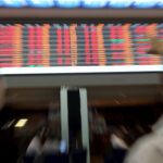 Ibovespa sobe com Petrobras e dólar fecha quase estável antes de decisões de juros