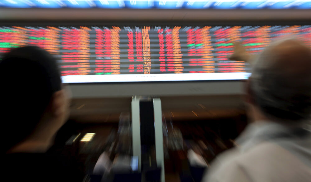 Ibovespa sobe com Petrobras e dólar fecha quase estável antes de decisões de juros