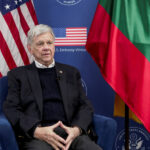 Enviado de Trump consegue libertação de 25 presos em Belarus e espera que centenas mais sejam libertados em breve