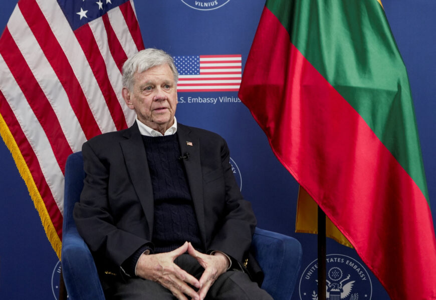 Enviado de Trump consegue libertação de 25 presos em Belarus e espera que centenas mais sejam libertados em breve