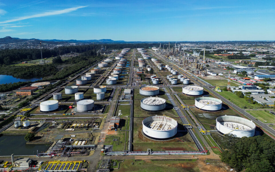 Risco de restrição pontual de diesel volta ao radar no Brasil diante de defasagem da Petrobras