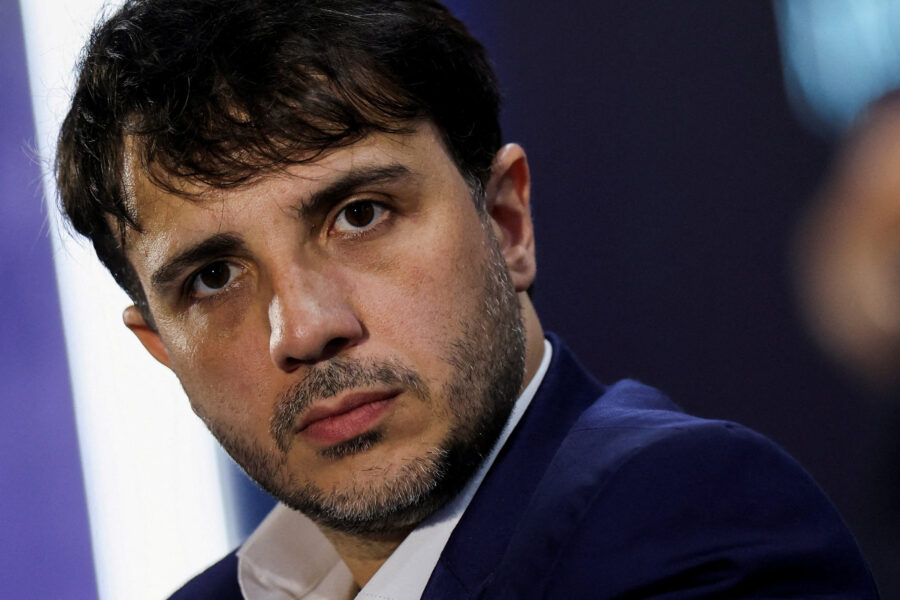 Renan Santos pede que TSE suspenda reajuste do Bolsa Família assinado por Lula