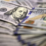 Dólar mostra estabilidade após nova pesquisa e antes de leilões do BC