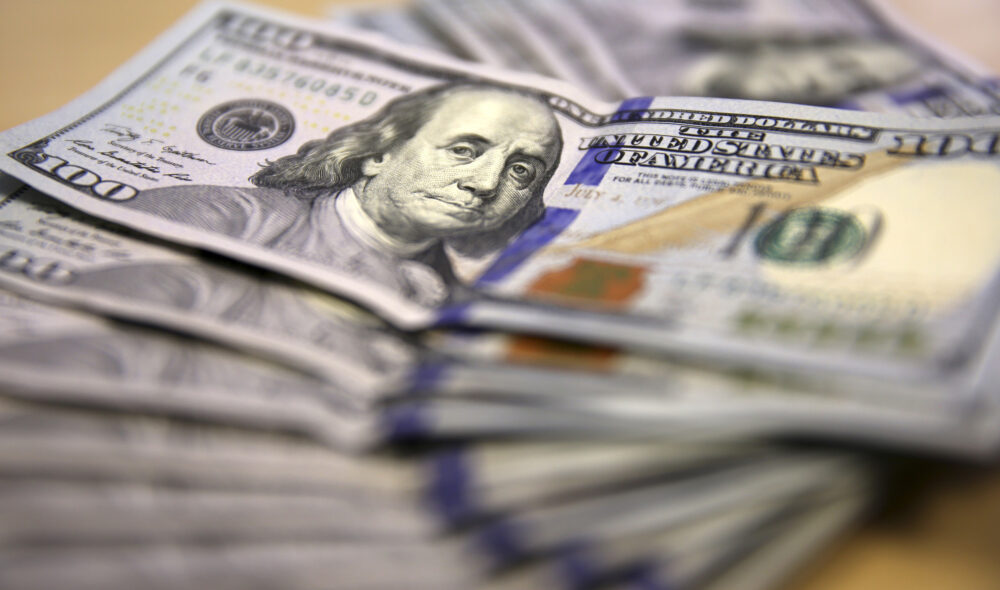Dólar mostra estabilidade após nova pesquisa e antes de leilões do BC