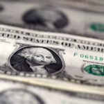 Dólar opera em baixa com exterior e disputa eleitoral no foco