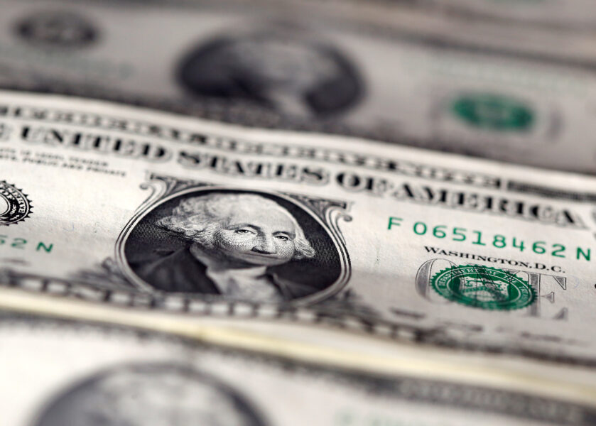Dólar opera em baixa com exterior e disputa eleitoral no foco