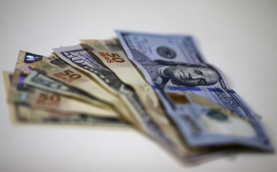 Dólar sobe ante real com mercado digerindo ata do Copom