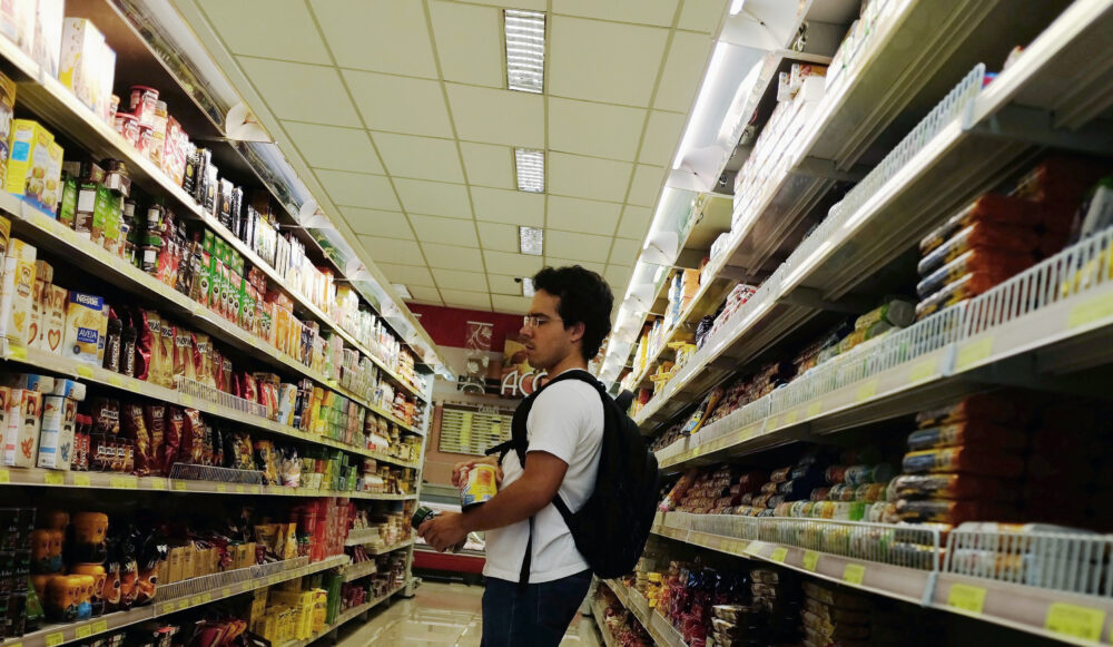 Confiança do consumidor no Brasil cai em setembro para menor nível em quase 4 anos, diz FGV