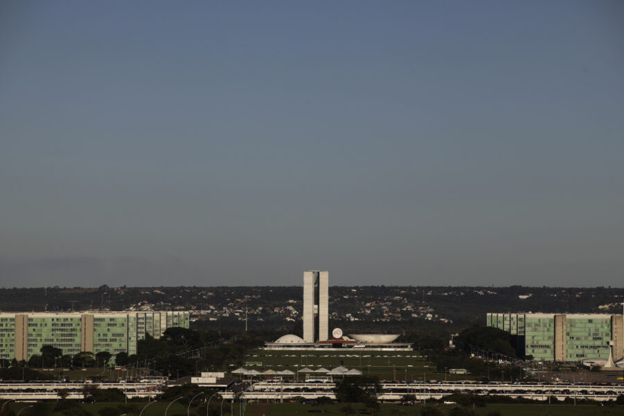 Governo reduz previsão de congelamento de verba de ministérios a R$16 bi, mas vê resultado fiscal pior