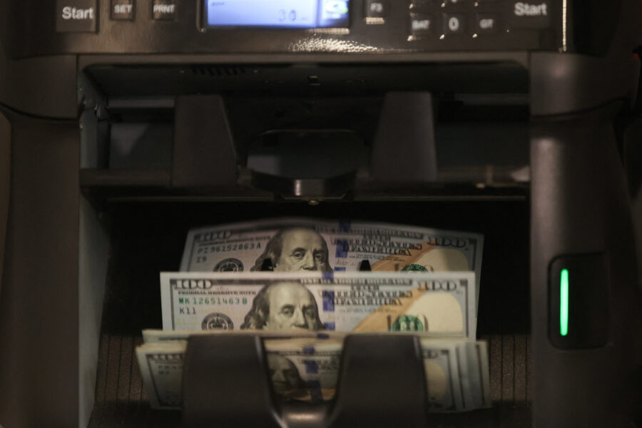 Dólar supera R$5,20 sob influência do exterior e de nova pesquisa
