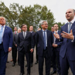 Trump firma pacto voluntário de segurança com CEOs de IA e defende expansão de data centers Trump firma pacto voluntário de segurança com CEOs de IA e defende expansão de data centers