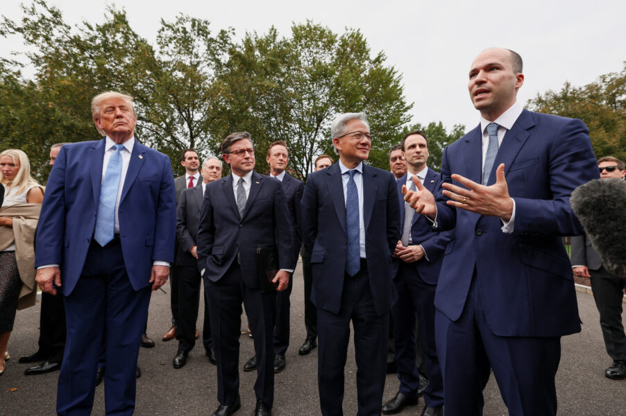 Trump firma pacto voluntário de segurança com CEOs de IA e defende expansão de data centers