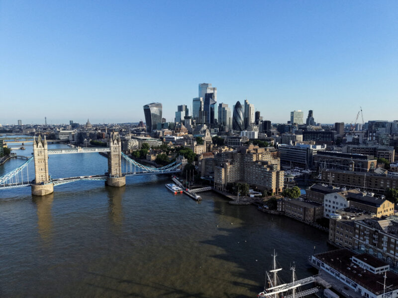 Economia do Reino Unido cresceu mais do que o previsto no 2º trimestre e consolida liderança no G7