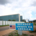 EUA suspendem serviços consulares do Brasil por temor com segurança; embaixada em Brasília é alvo de ameaça