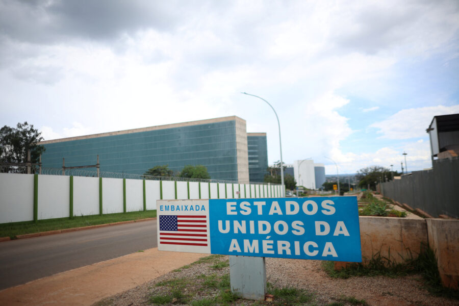 EUA suspendem serviços consulares do Brasil por temor com segurança; embaixada em Brasília é alvo de ameaça