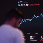 Ibovespa supera 200 mil pontos e dólar cai abaixo de R$5 com euforia do mercado após 1º turno