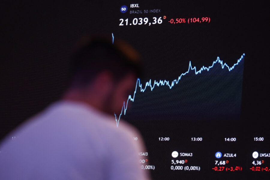 Ibovespa supera 200 mil pontos e dólar cai abaixo de R$5 com euforia do mercado após 1º turno