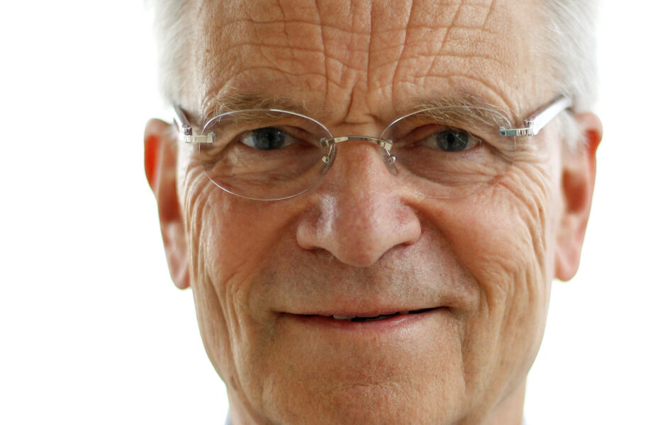 Jeffrey Archer, romancista britânico e político envolvido em escândalos, morre na véspera do lançamento de último livro