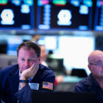 S&P 500 e Nasdaq fecham em baixa com alta nos preços do petróleo; ações de chips pesam S&P 500 e Nasdaq fecham em baixa com alta nos preços do petróleo; ações de chips pesam