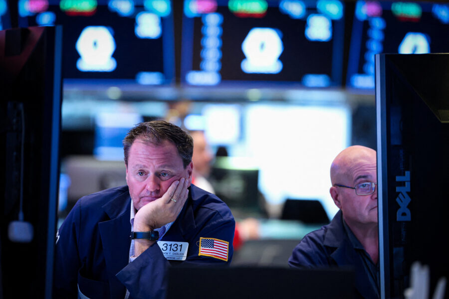 S&P 500 e Nasdaq fecham em baixa com alta nos preços do petróleo; ações de chips pesam