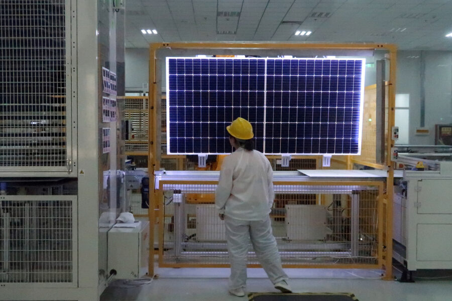 Gigantes do setor solar da China cortaram mais 40 mil empregos no ano passado, em meio à sobrecapacidade