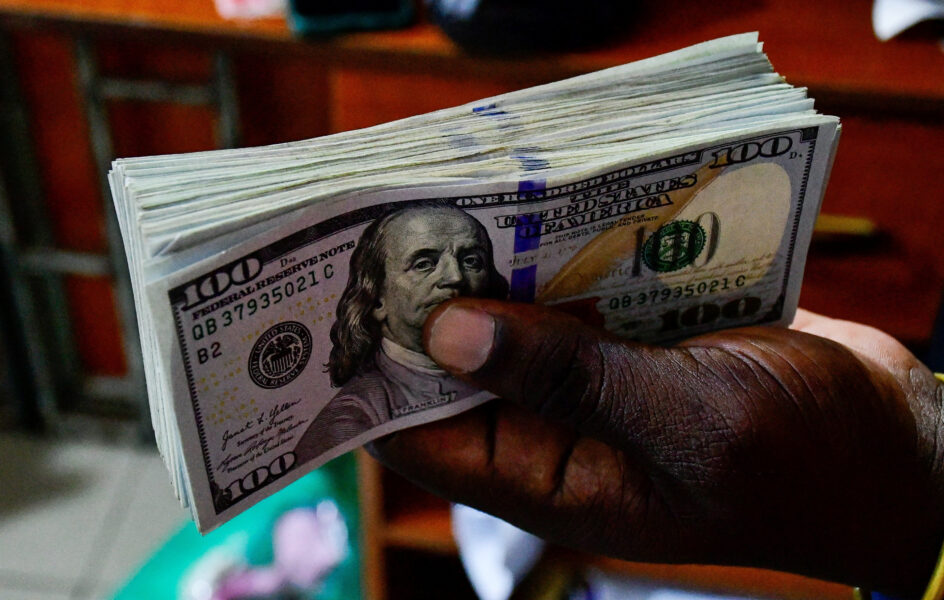 Dólar cai no Brasil na esteira de novas pesquisas eleitorais