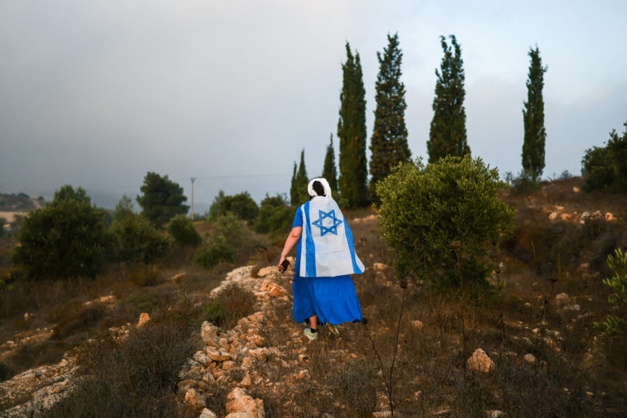 Colonos israelenses roubam azeitonas de palestinos, ataques à colheita se tornam cada vez mais violentos