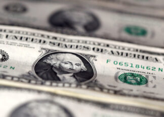 Dólar tem sessão volátil e fecha estável com noticiário político e exterior no radar