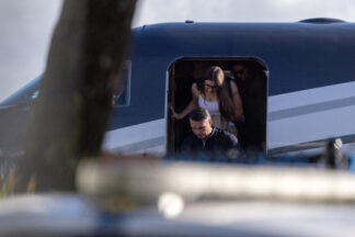 Flávio Bolsonaro se declara líder do Brasil em carta após viajar para os EUA