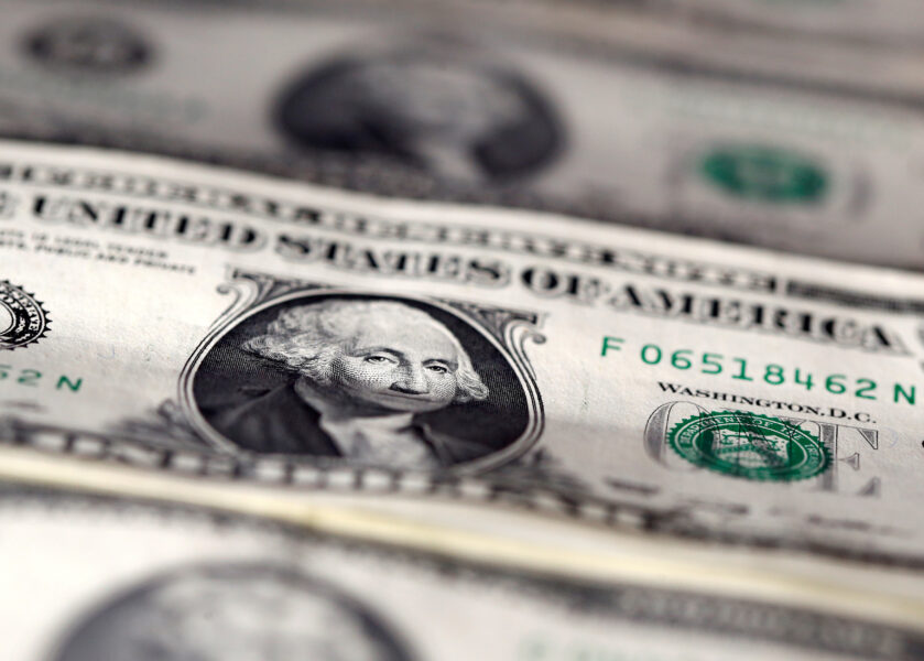 Dólar tem oscilações modestas com exterior e noticiário político no radar
