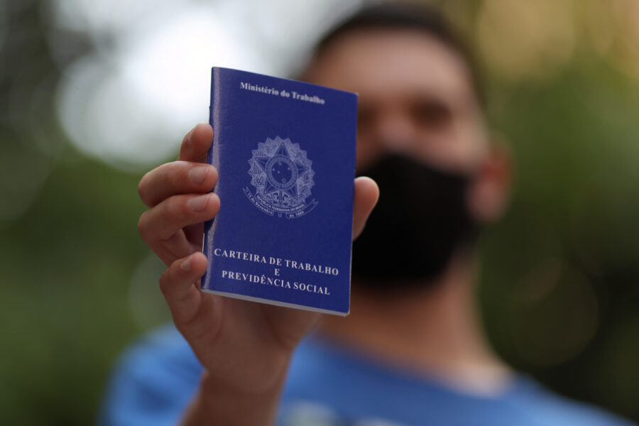 Desemprego no Brasil recua para 5,2% no 3º tri, em linha com o esperado